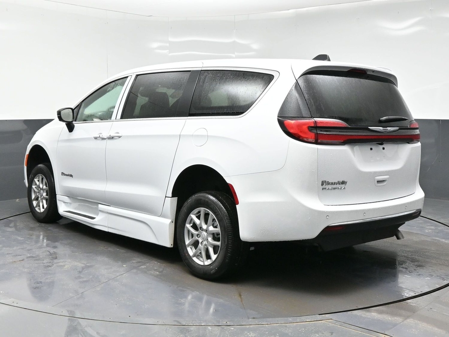 White Chrysler Pacifica image number 4