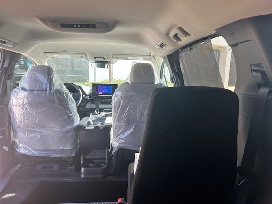 New 2025 Toyota Sienna Hybrid LE - Vantage Mobility Commercial Rear Entry Entry Fold Out Manual Ramp