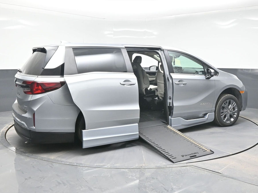 New 2026 Honda Odyssey Touring - BraunAbility Side Entry Entry In Floor Automatic Ramp