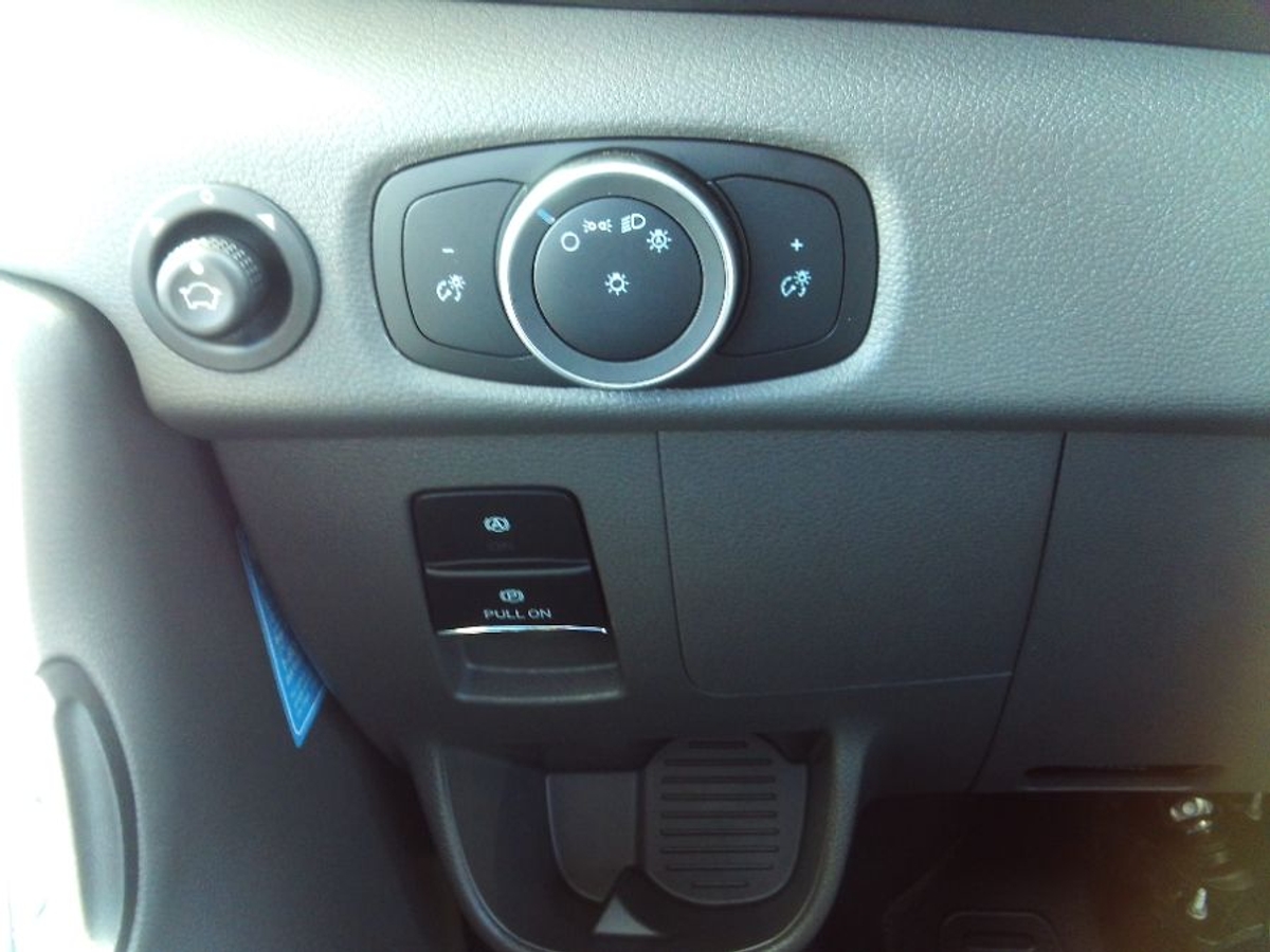 White Ford T350 image number 23