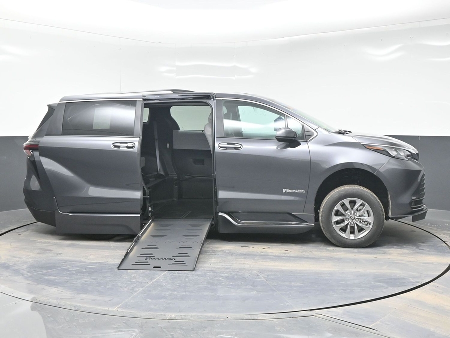 New 2025 Toyota Sienna Hybrid XLE Plus - BraunAbility Side Entry Entry Fold Out Automatic Ramp