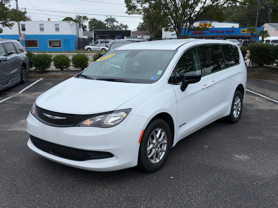 White Chrysler Voyager image number 2