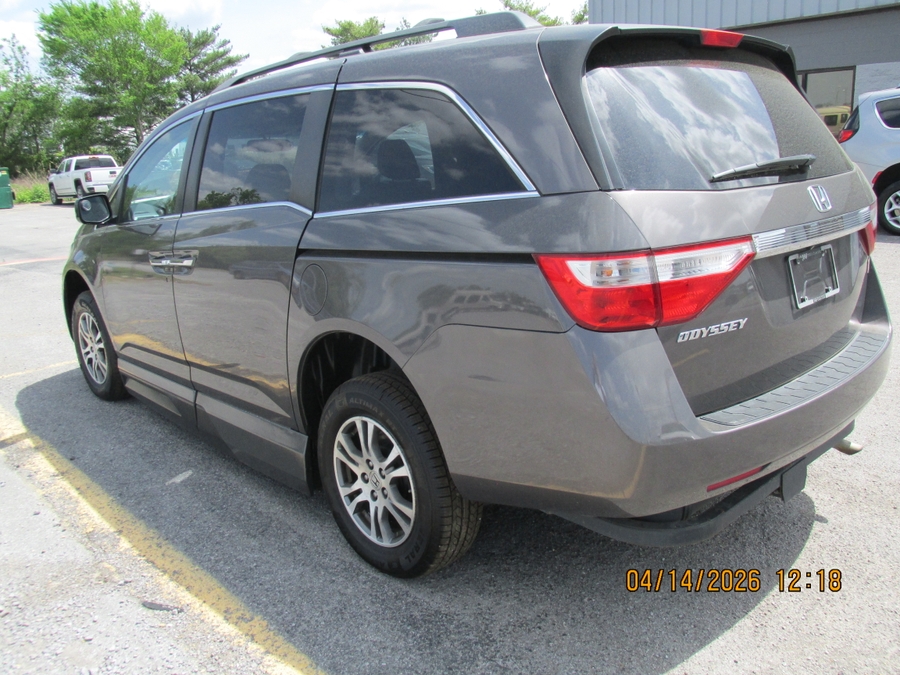 Brown Honda Odyssey image number 2