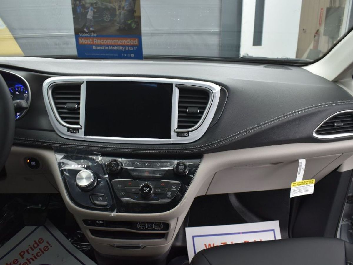 Silver Chrysler Pacifica image number 7