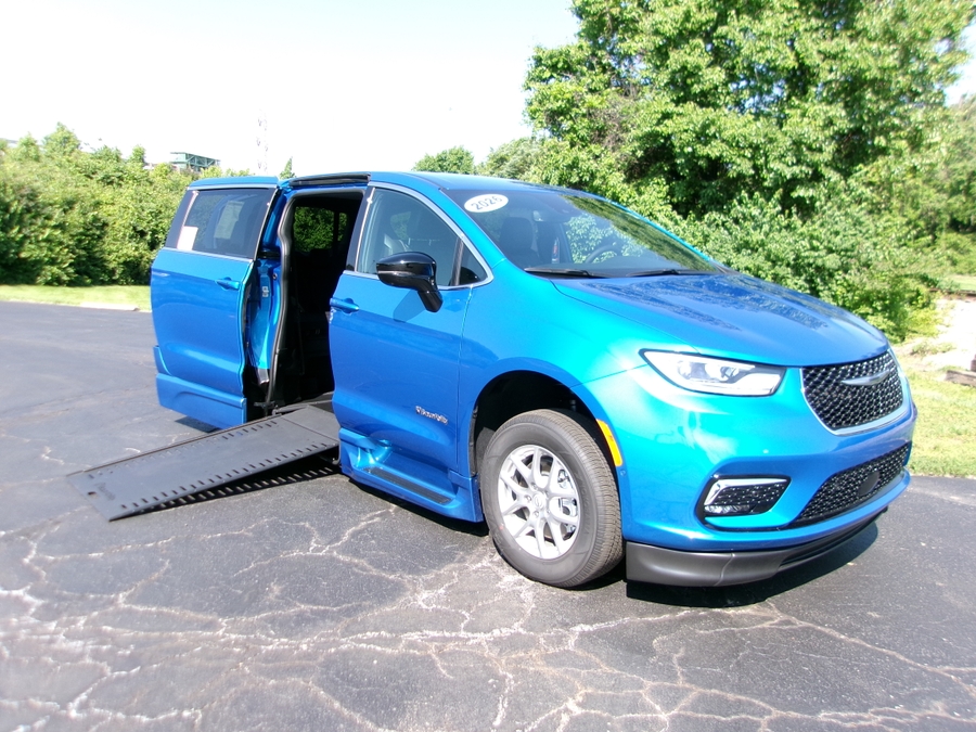 Blue Chrysler Pacifica image number 16