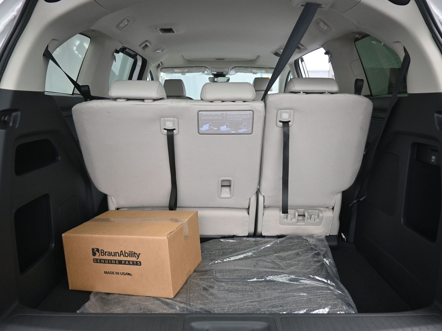 White Honda Odyssey image number 13