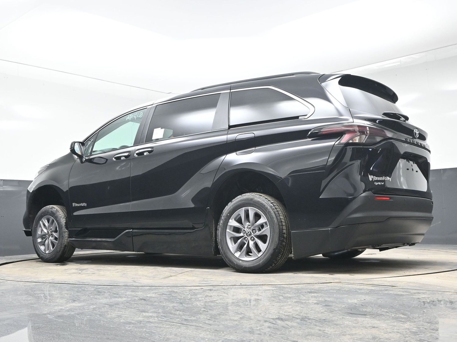 Black Toyota Sienna image number 20