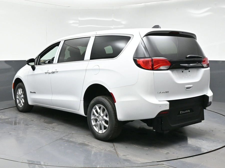 White Chrysler Voyager image number 2