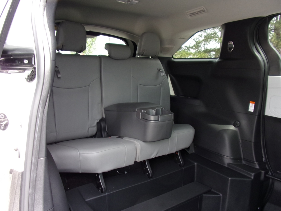 White Toyota Sienna image number 15