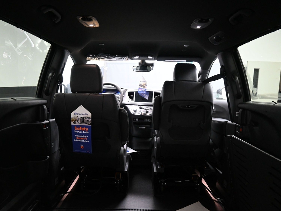 Black Chrysler Pacifica image number 18