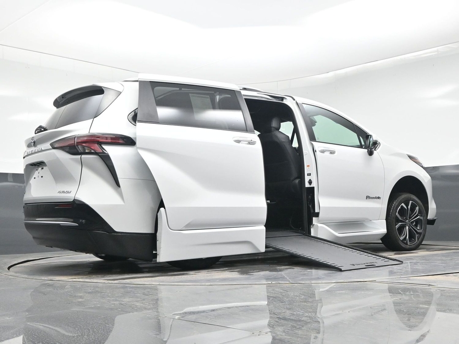 New 2025 Toyota Sienna Hybrid Platinum - BraunAbility Side Entry Entry In Floor Automatic Ramp