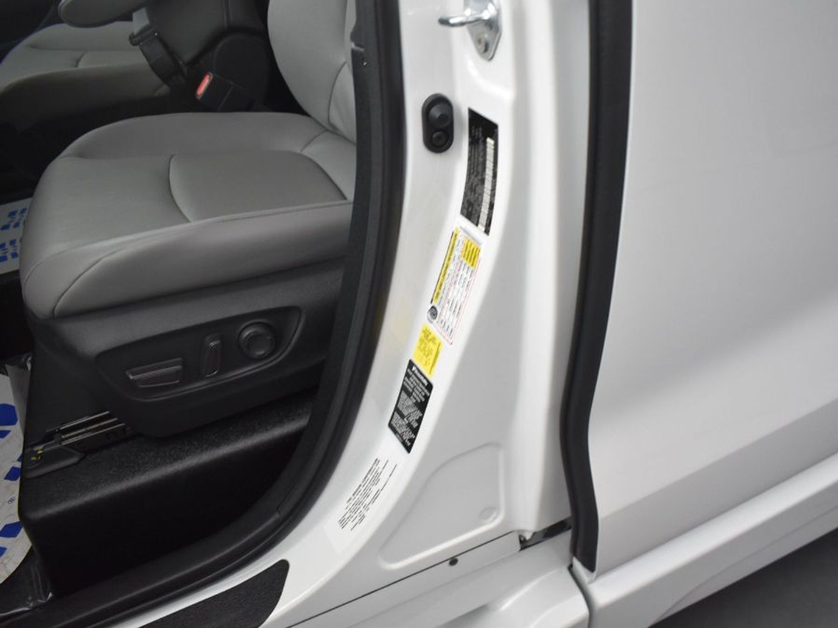 White Toyota Sienna image number 15