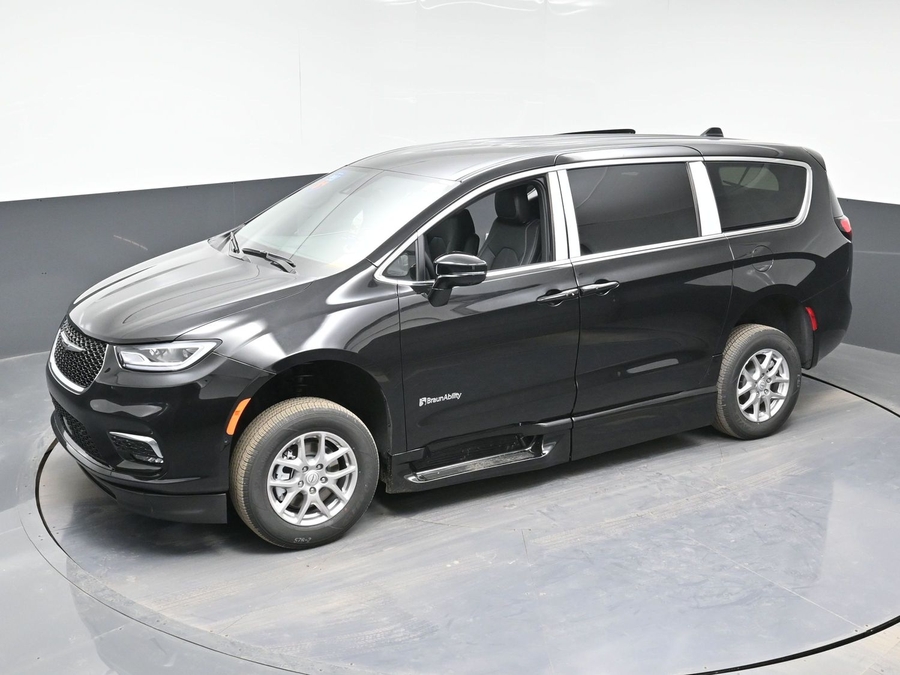 Black Chrysler Pacifica image number 23