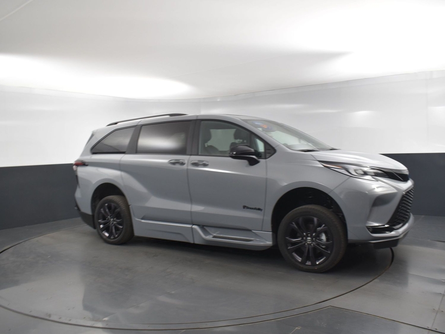 New 2025 Toyota Sienna Hybrid XSE Sport - BraunAbility Side Entry Entry Fold Out Automatic Ramp