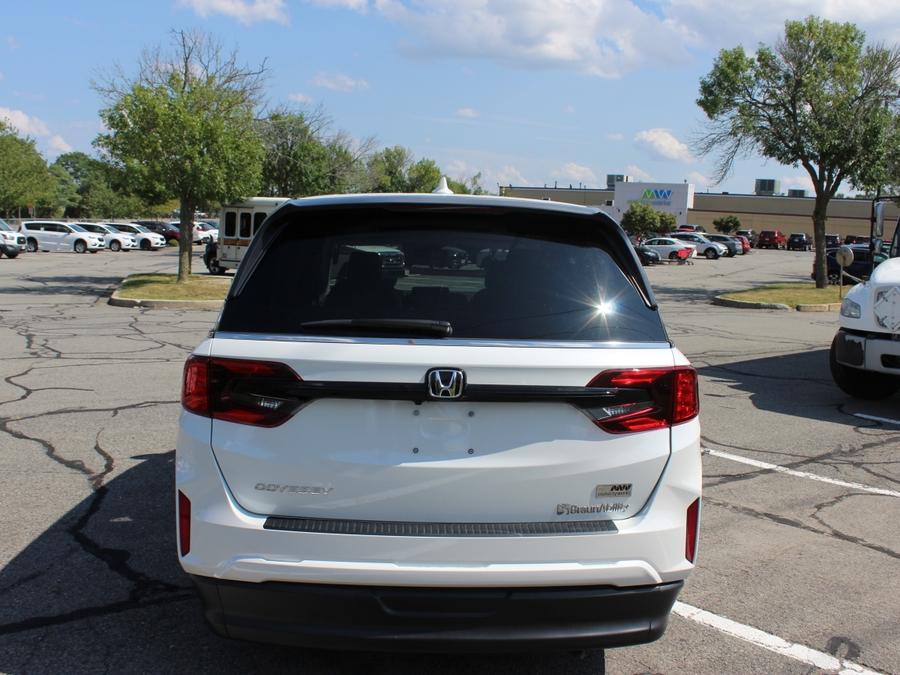 White Honda Odyssey image number 5