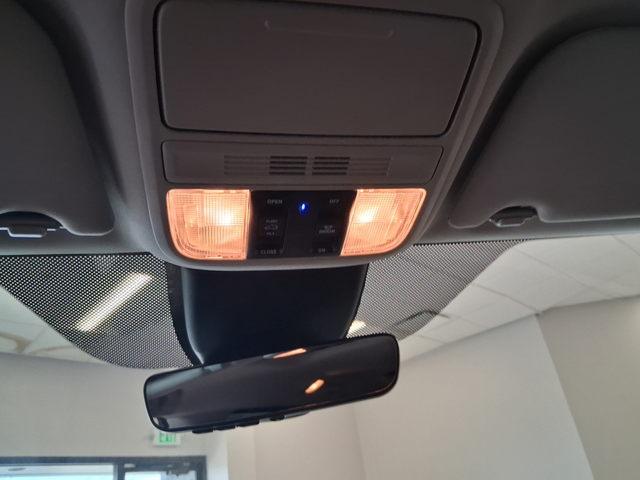 White Honda Odyssey image number 13