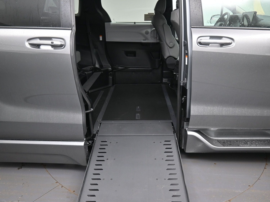 Grey Toyota Sienna image number 12
