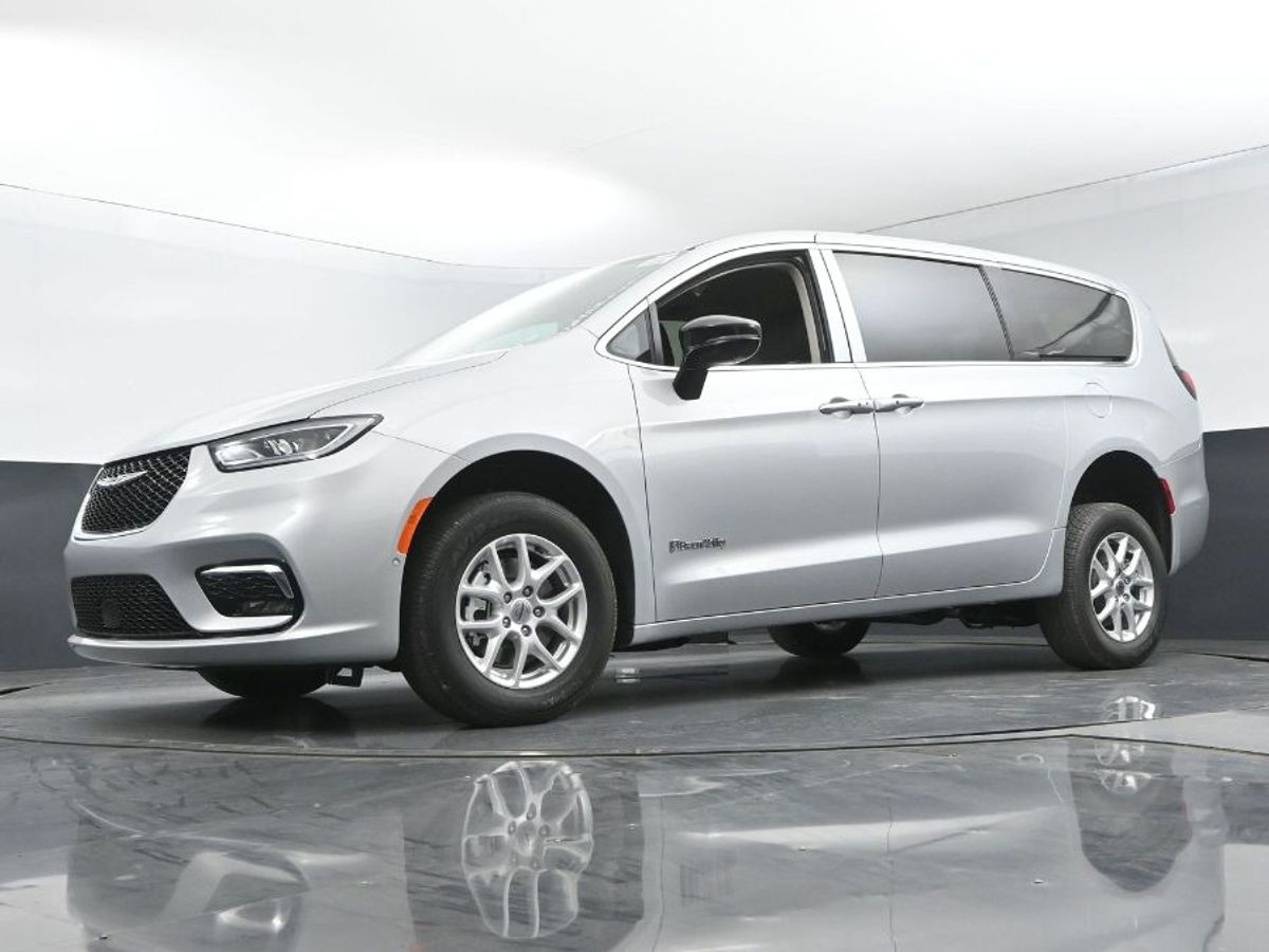 Silver Chrysler Pacifica image number 7