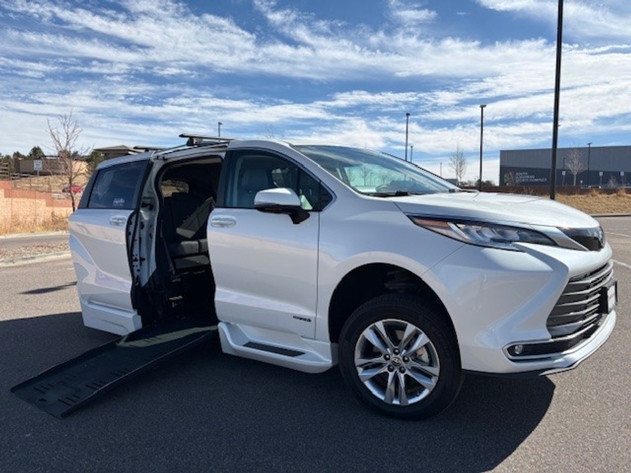 Used 2021 Toyota Sienna Hybrid Limited - BraunAbility Side Entry Entry Fold Out Automatic Ramp