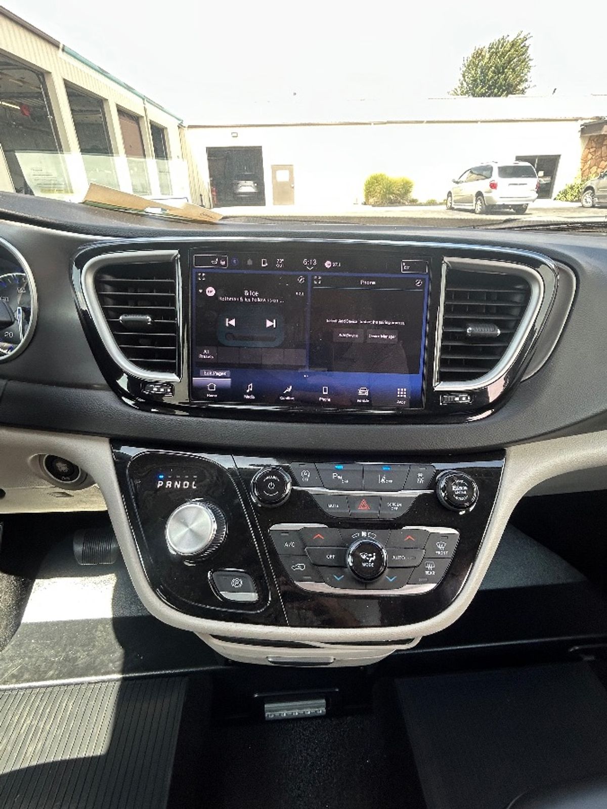 Black Chrysler Pacifica image number 16