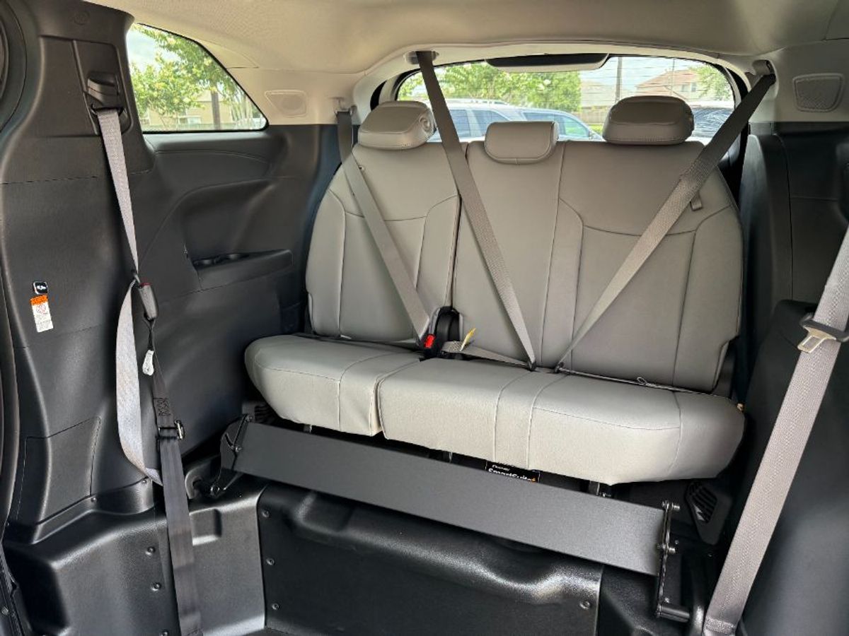 Toyota Sienna gris imagen número 11