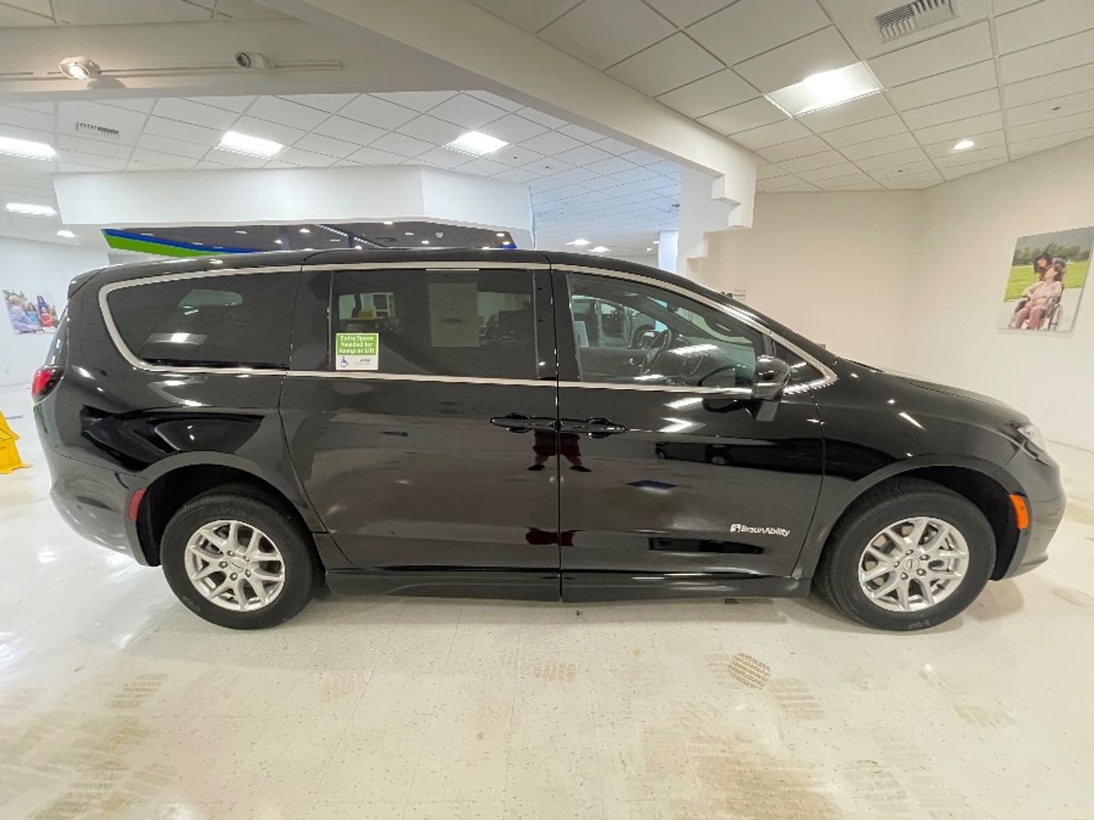 Black Chrysler Pacifica image number 4