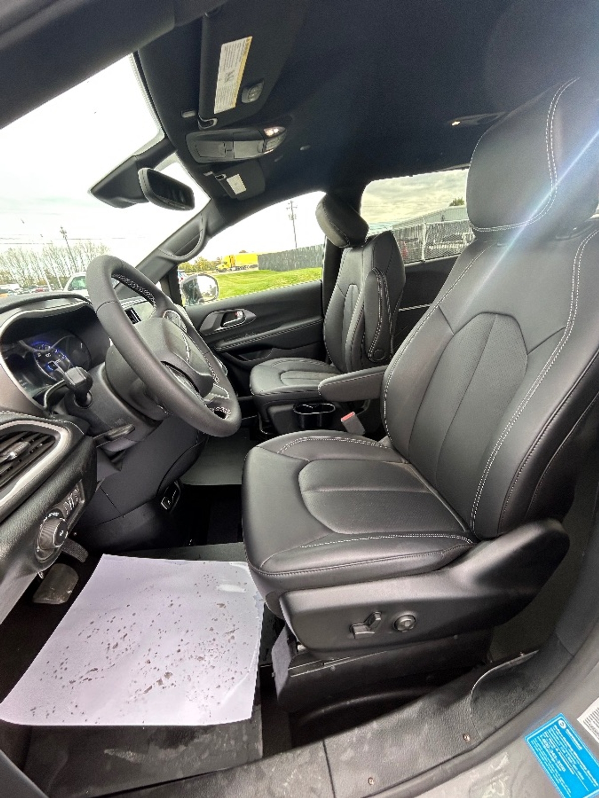 Grey Chrysler Pacifica image number 19