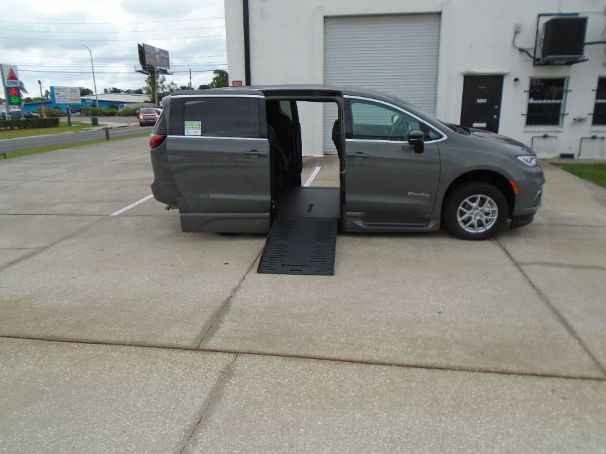 2025 Chrysler Pacifica Select's photo