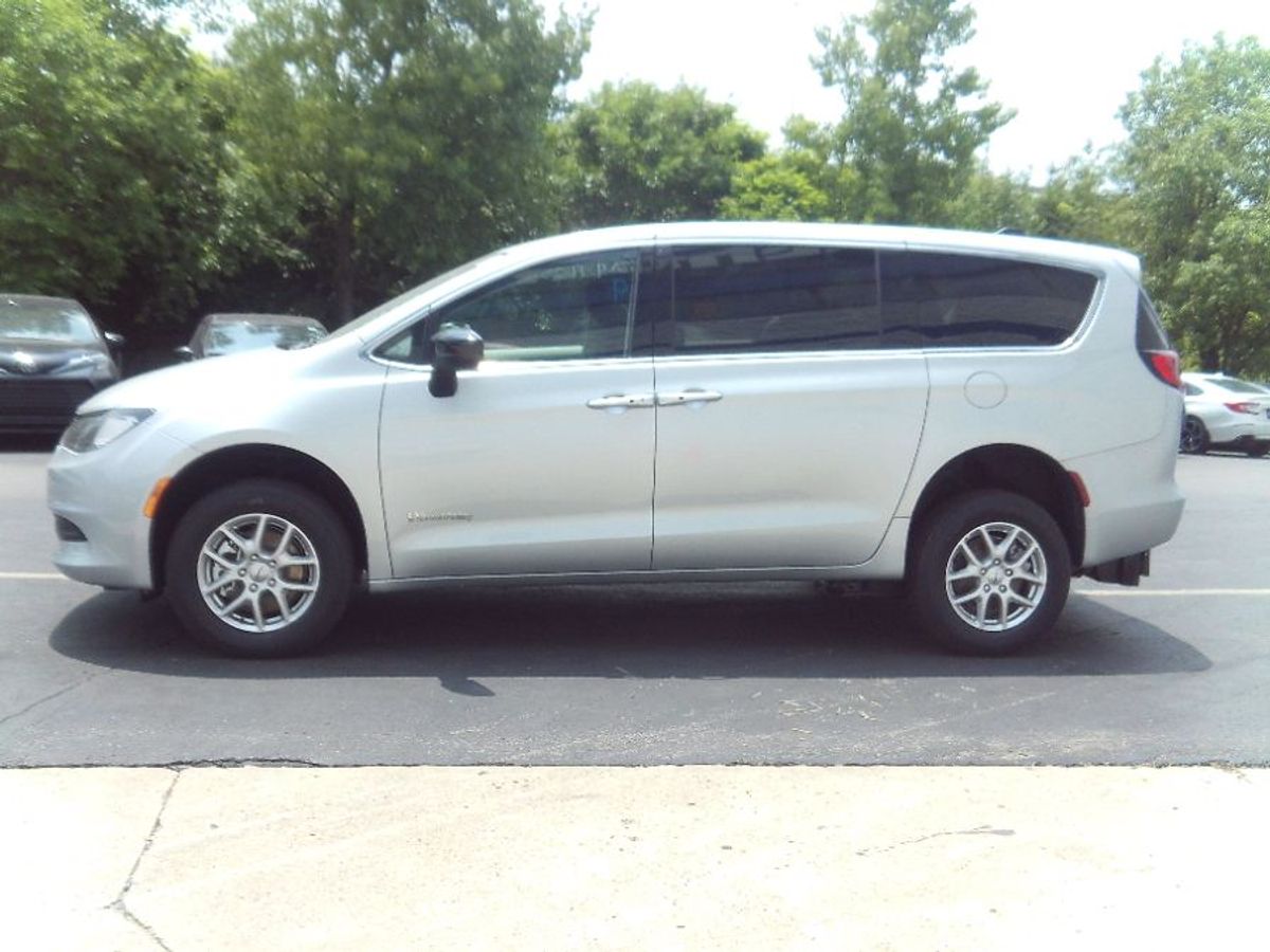 Silver Chrysler Voyager image number 3