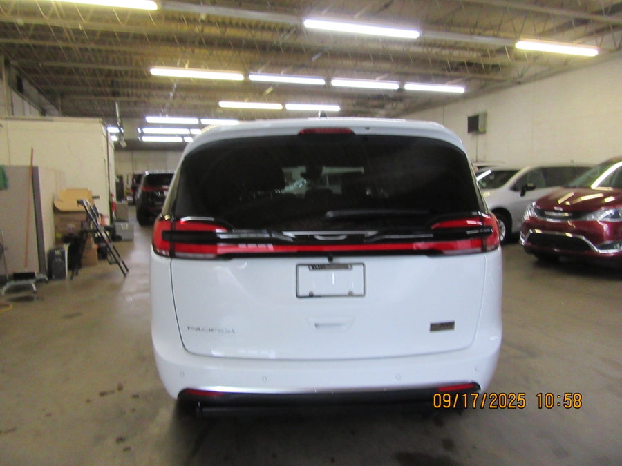 2027 Chrysler Pacifica Select - Photo 14