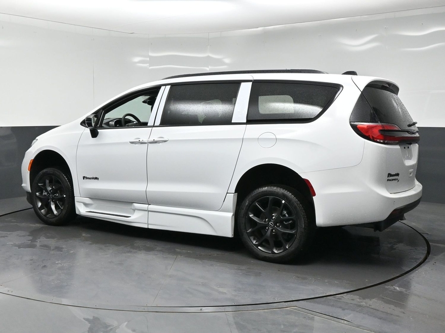White Chrysler Pacifica image number 3