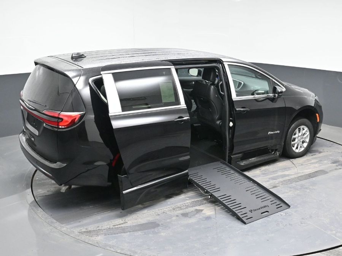 Black Chrysler Pacifica image number 22