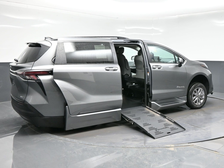 Grey Toyota Sienna image number 6