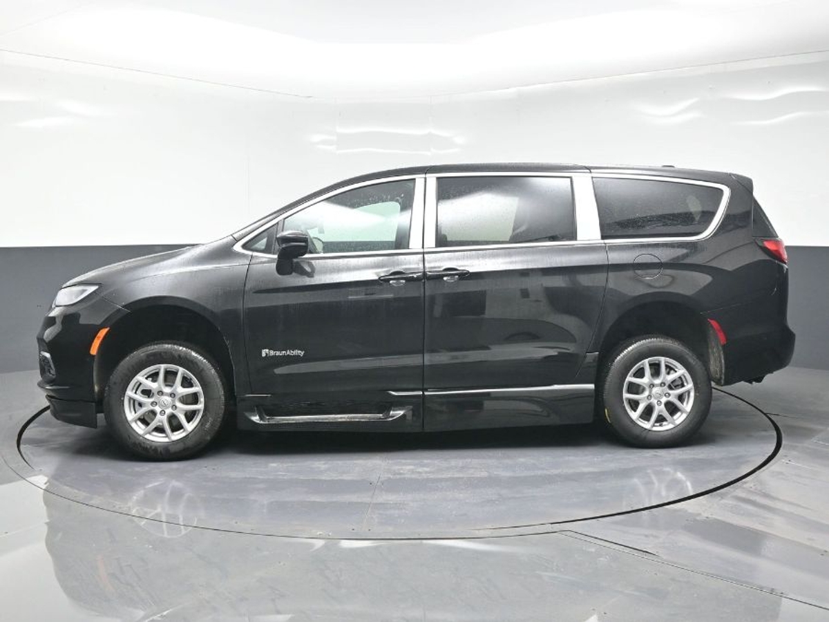 Black Chrysler Pacifica image number 3