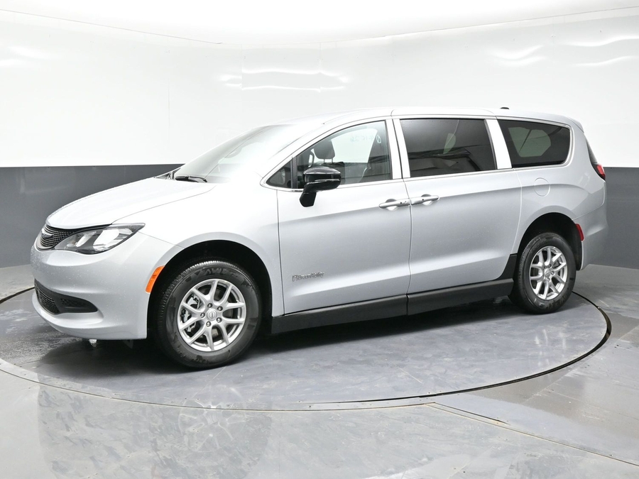 Silver Chrysler Voyager image number 2