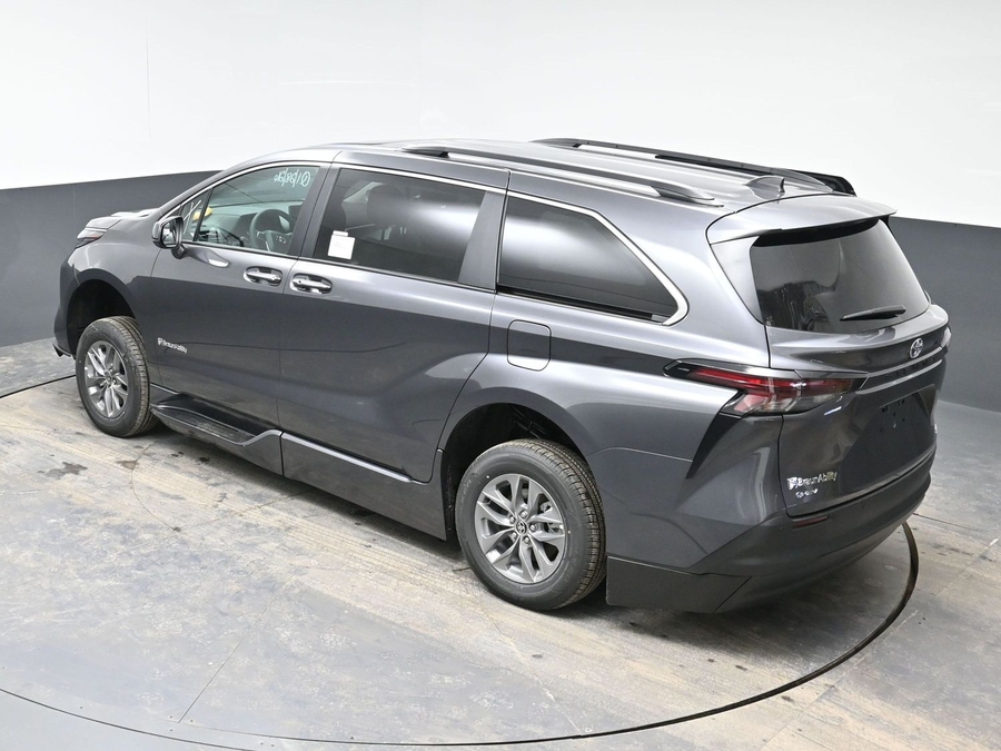 Grey Toyota Sienna image number 24