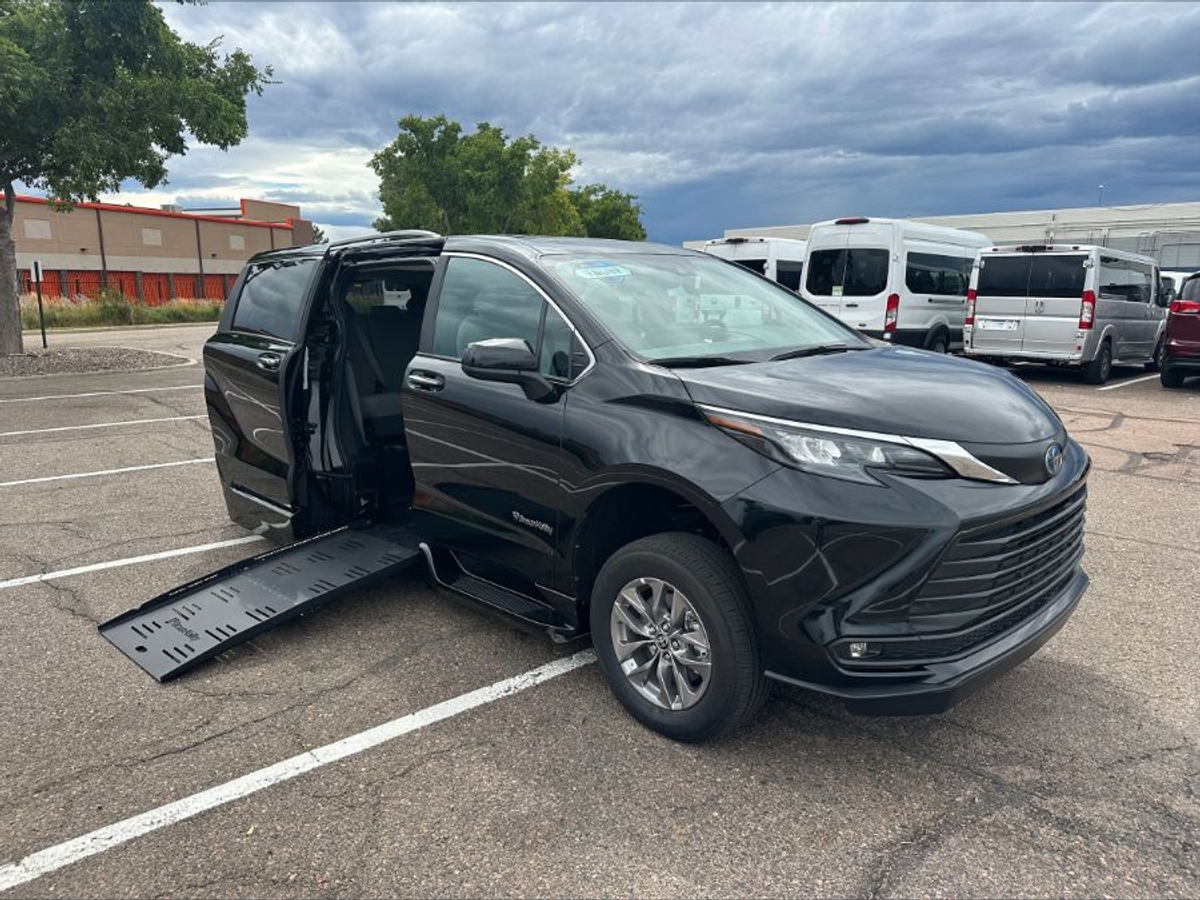 2025 TOYOTA SIENNA - Image 1