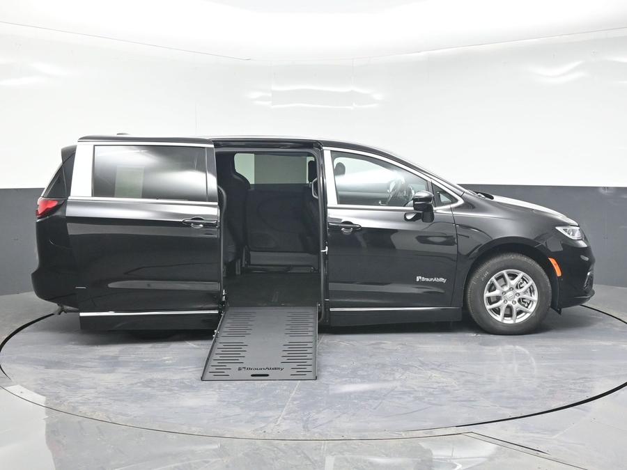 Black Chrysler Pacifica image number 4