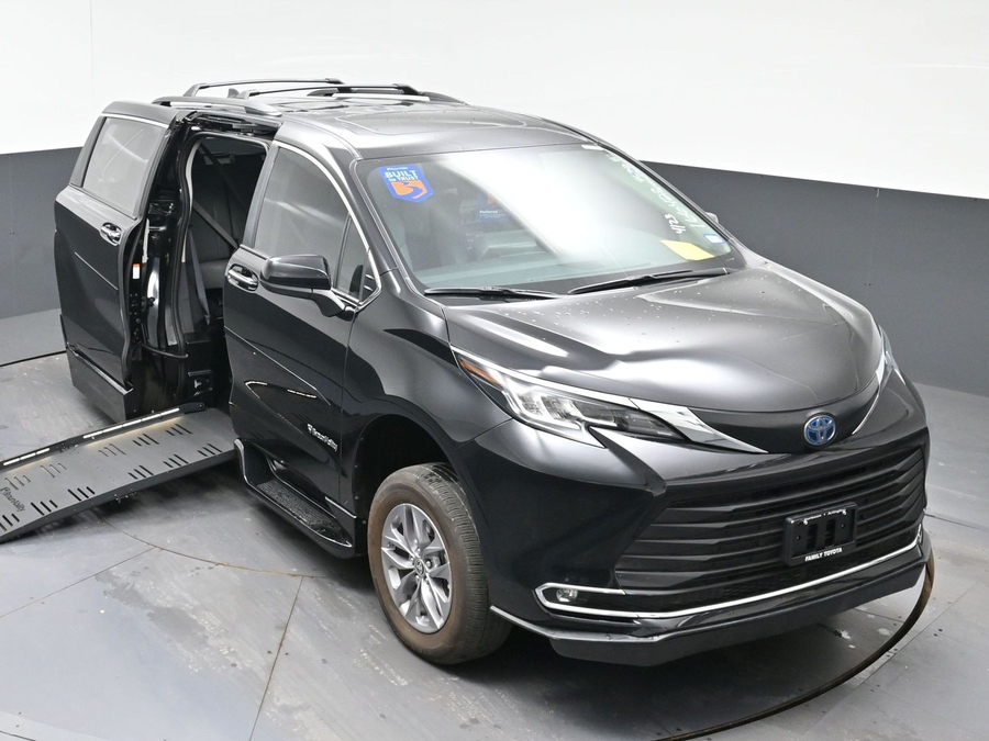 Used 2023 Toyota Sienna Hybrid XLE - BraunAbility Side Entry Entry Fold Out Automatic Ramp
