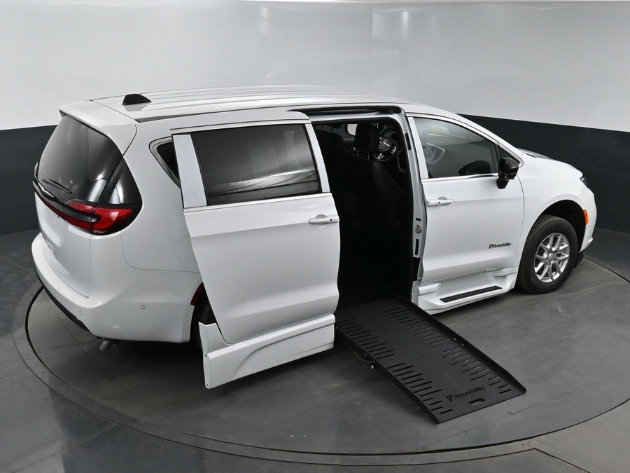 New 2025 Chrysler Pacifica Select Safety - BraunAbility Side Entry Entry Fold Out Automatic Ramp