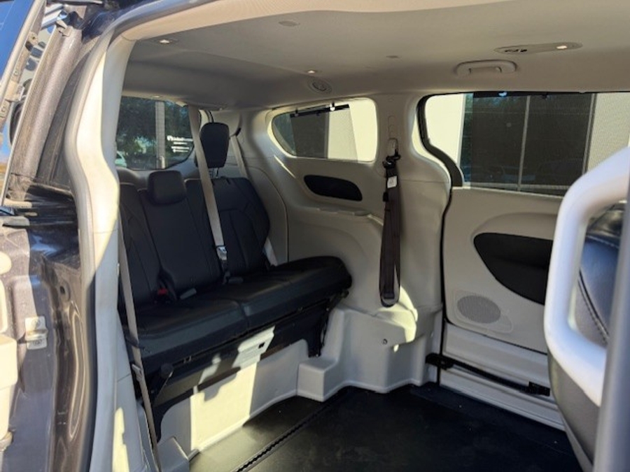 Used 2018 Chrysler Pacifica Touring L - BraunAbility Side Entry Entry Fold Out Automatic Ramp