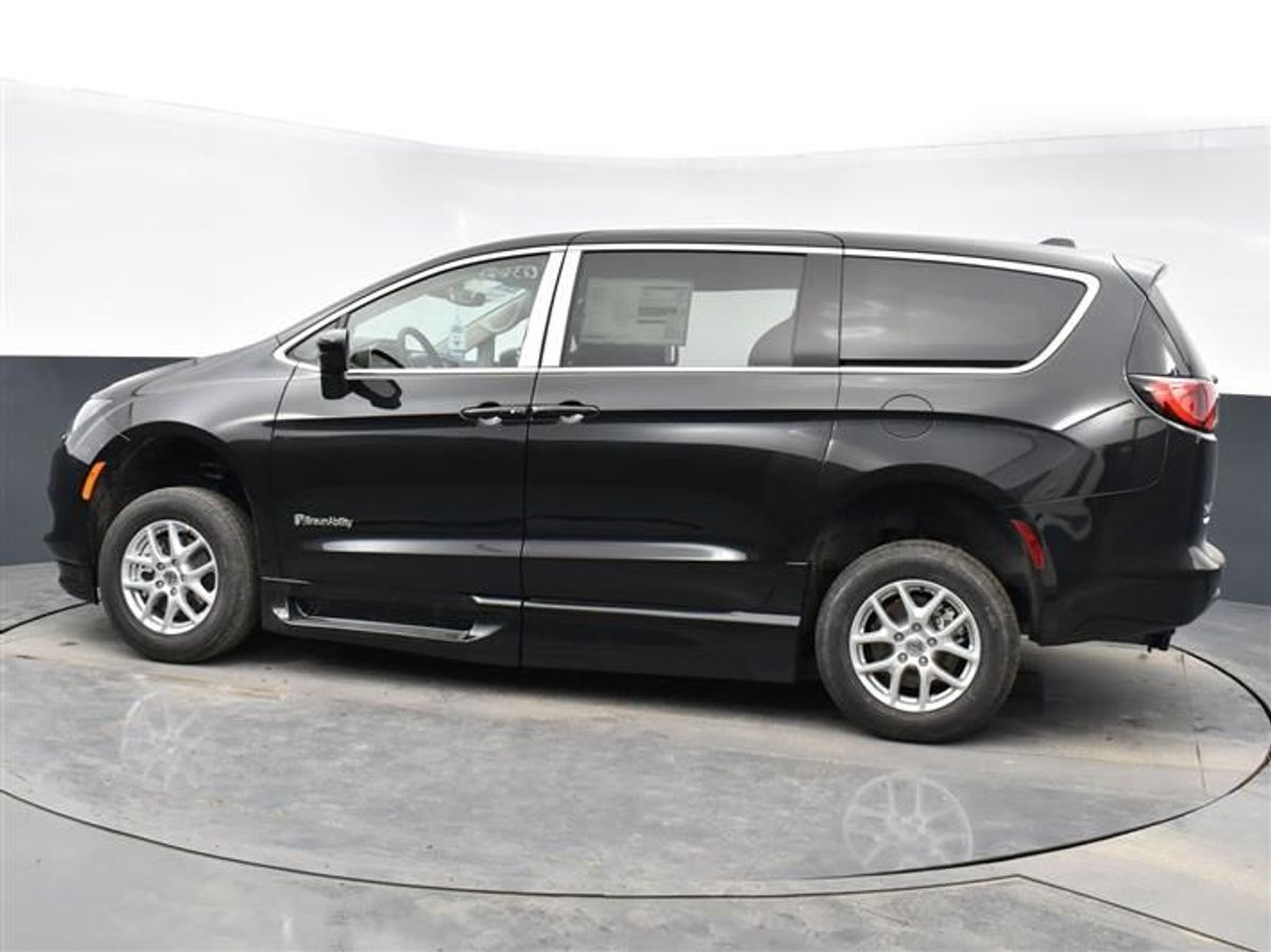 Black Chrysler Voyager image number 9