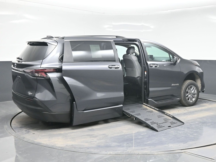New 2025 Toyota Sienna Hybrid XLE Plus - BraunAbility Side Entry Entry Fold Out Automatic Ramp