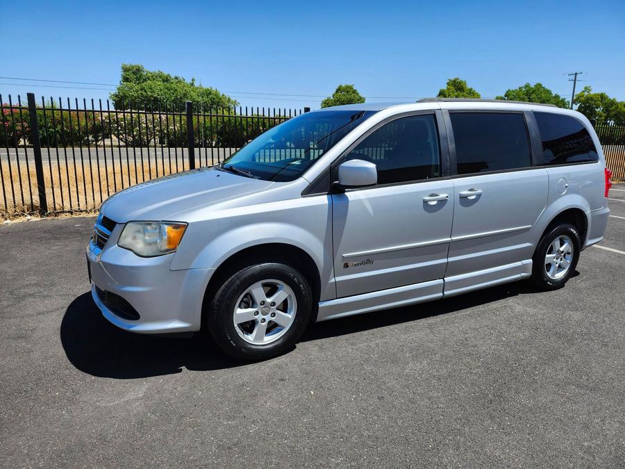 Used 2012 Dodge Grand Caravan SXT - BraunAbility Side Entry Entry Fold Out Automatic Ramp