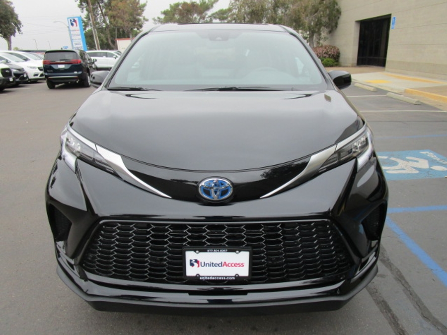New 2025 Toyota Sienna Hybrid XSE Sport - BraunAbility Side Entry Entry In Floor Automatic Ramp