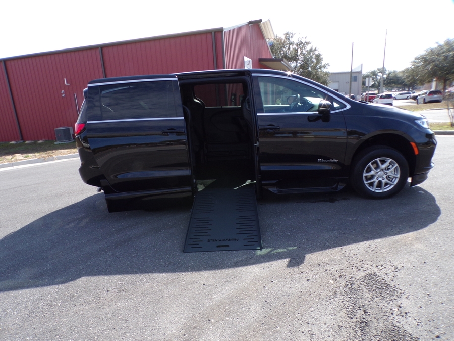 Black Chrysler Pacifica image number 36