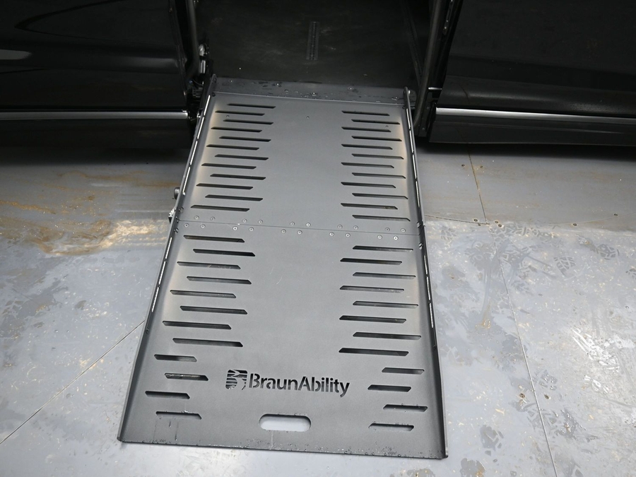 Black Chrysler Pacifica image number 10