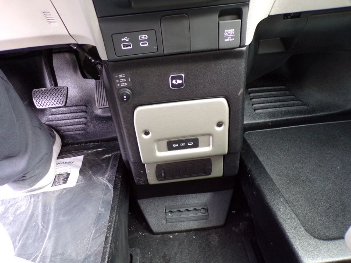 Grey Honda Odyssey image number 16