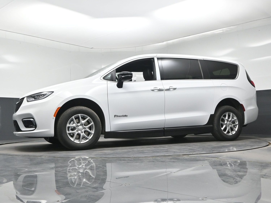 White Chrysler Pacifica image number 17