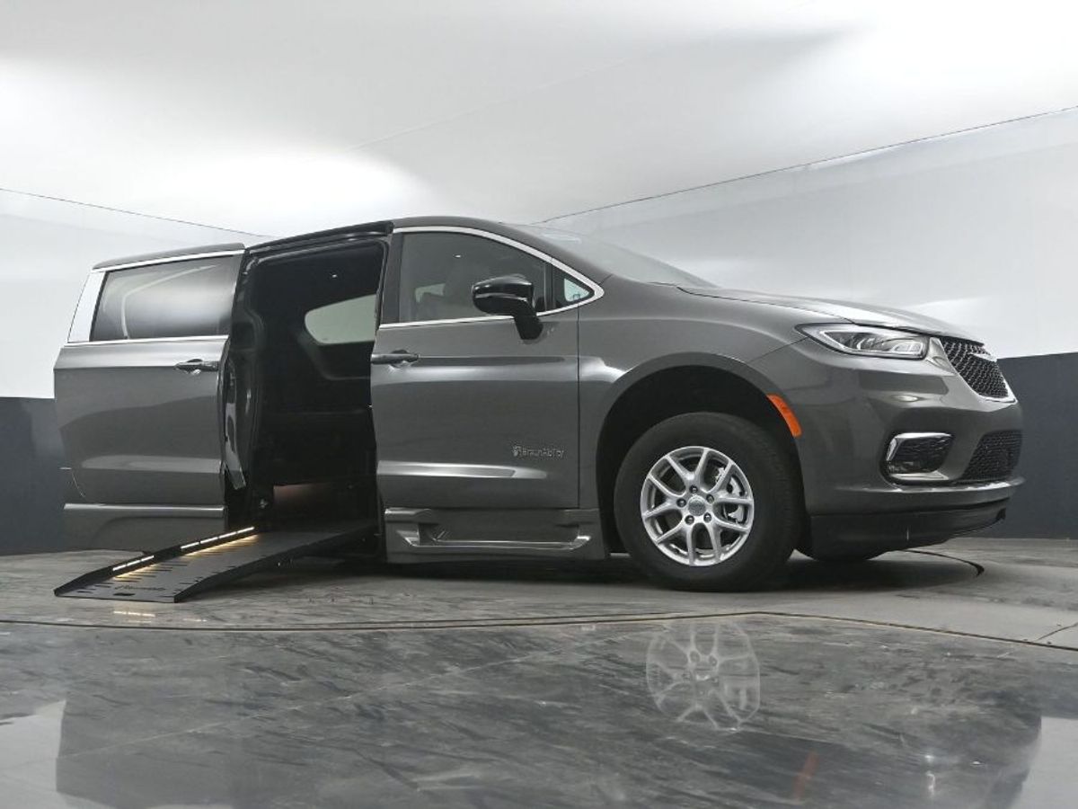 Grey Chrysler Pacifica image number 9